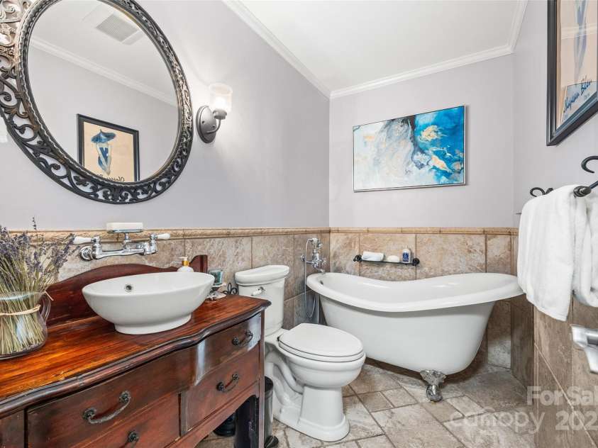 18028 Broken Woods Road, Charlotte, NC 28278.  MLS# CAR4255831, YatesRealty ID 16331. Full bath on main level