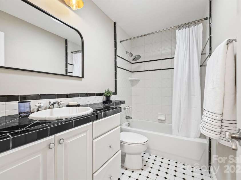18028 Broken Woods Road, Charlotte, NC 28278.  MLS# CAR4255831, YatesRealty ID 16331. Full upstairs bathroom