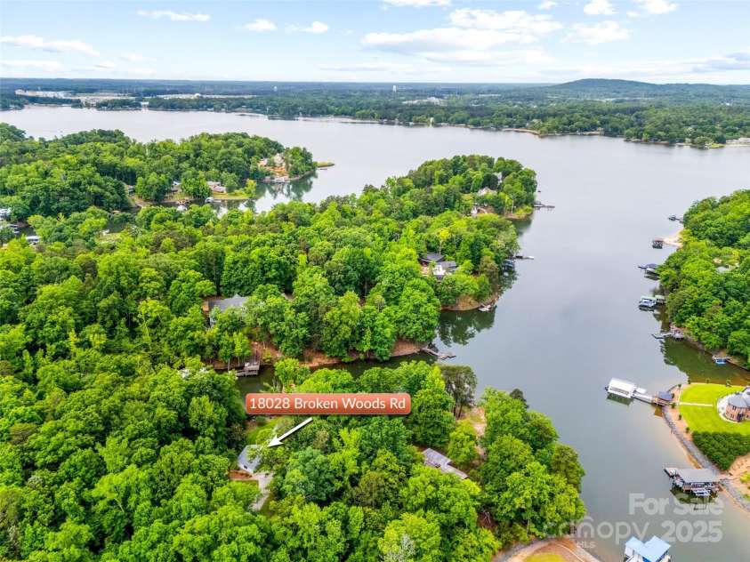 18028 Broken Woods Road, Charlotte, NC 28278.  MLS# CAR4255831, YatesRealty ID 16331. In a quite cove away from the main channel
