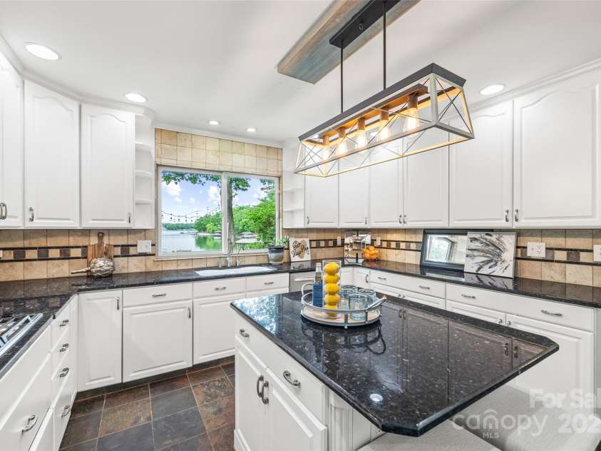 18028 Broken Woods Road, Charlotte, NC 28278.  MLS# CAR4255831, YatesRealty ID 16331. Large kitchen