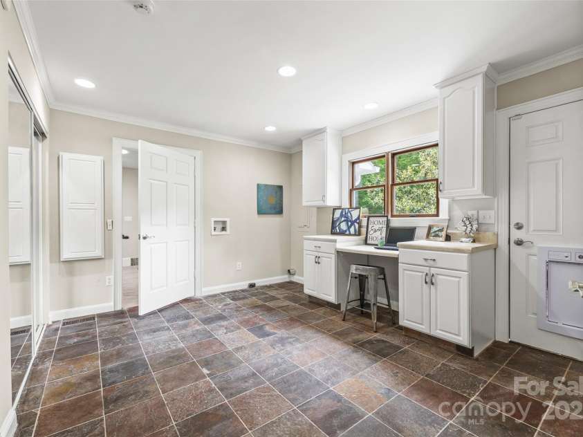 18028 Broken Woods Road, Charlotte, NC 28278.  MLS# CAR4255831, YatesRealty ID 16331. Large laundry room