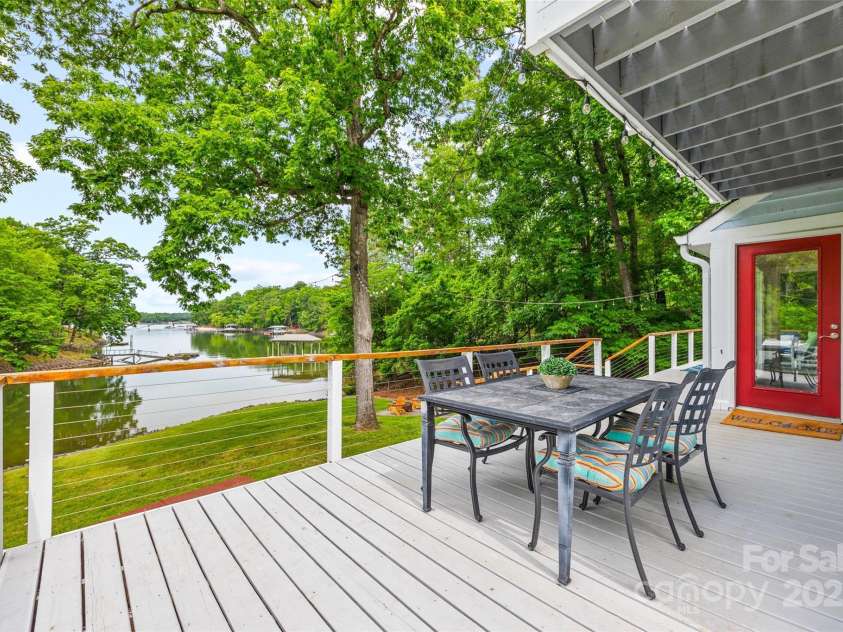 18028 Broken Woods Road, Charlotte, NC 28278.  MLS# CAR4255831, YatesRealty ID 16331. Outdoor dining