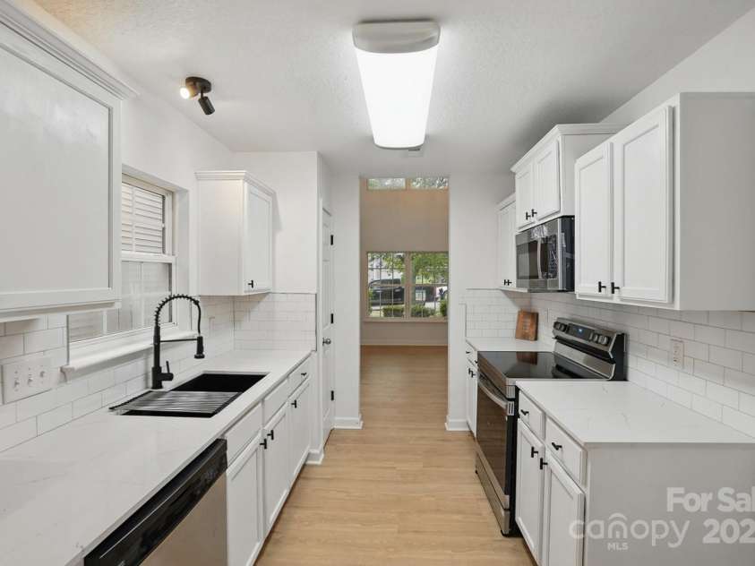 2530 Cochrane Drive, Charlotte, NC 28269.  MLS# CAR4250404, YatesRealty ID 16332. 
