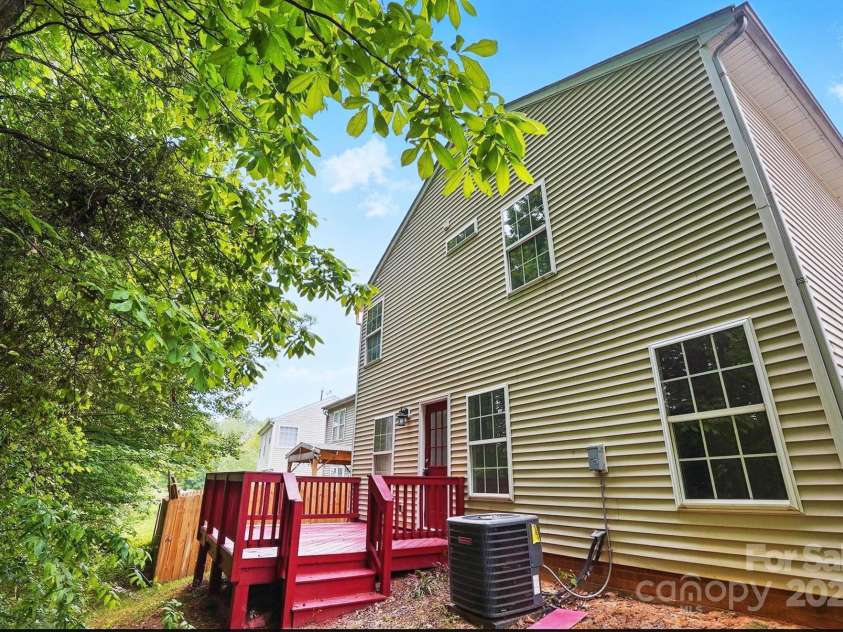2530 Cochrane Drive, Charlotte, NC 28269.  MLS# CAR4250404, YatesRealty ID 16332. 