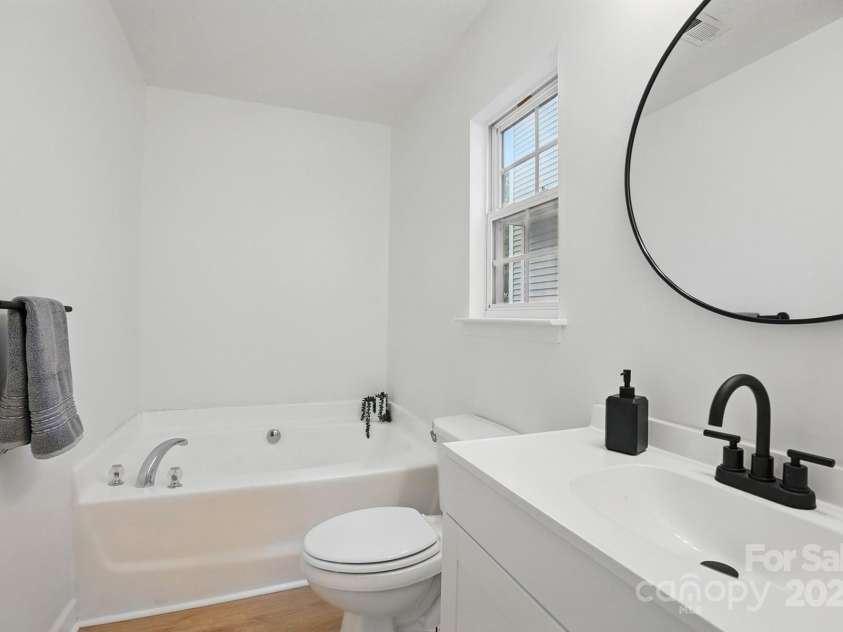 2530 Cochrane Drive, Charlotte, NC 28269.  MLS# CAR4250404, YatesRealty ID 16332. Ensuite master bath