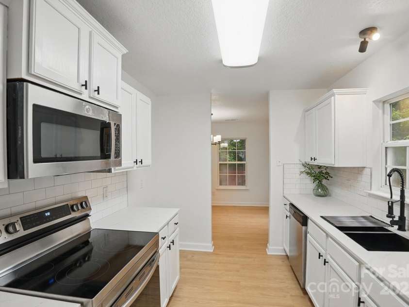 2530 Cochrane Drive, Charlotte, NC 28269.  MLS# CAR4250404, YatesRealty ID 16332. Kitchen