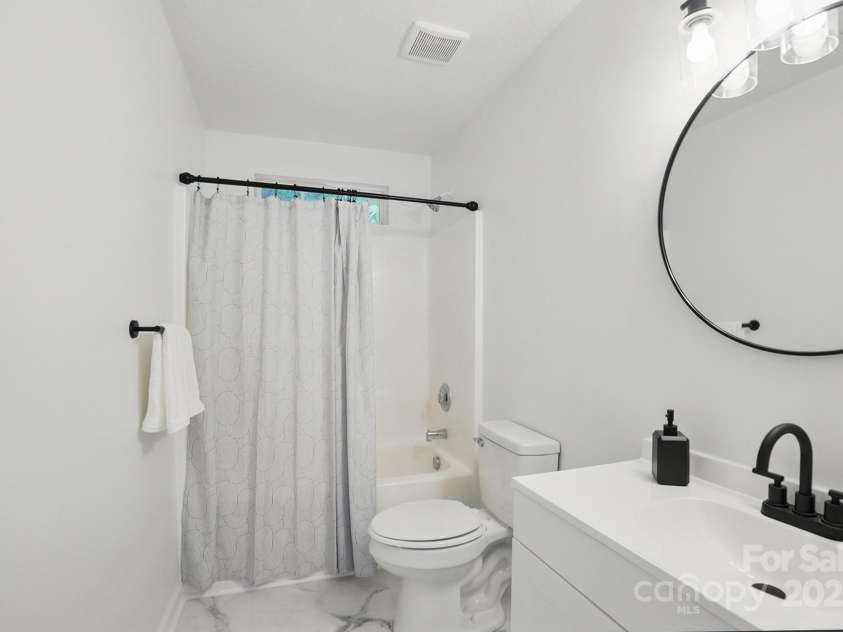 2530 Cochrane Drive, Charlotte, NC 28269.  MLS# CAR4250404, YatesRealty ID 16332. Upper full bath