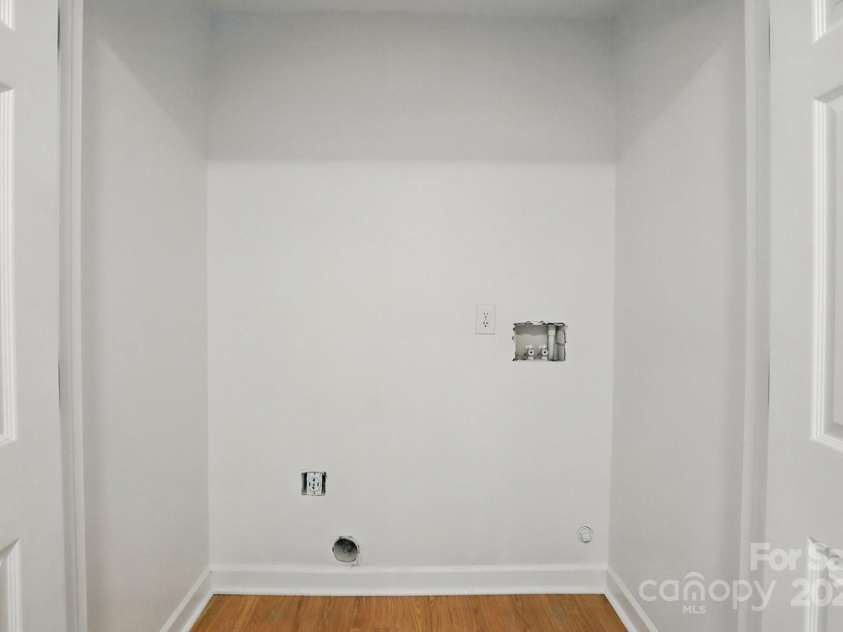 2530 Cochrane Drive, Charlotte, NC 28269.  MLS# CAR4250404, YatesRealty ID 16332. Upper Laundry