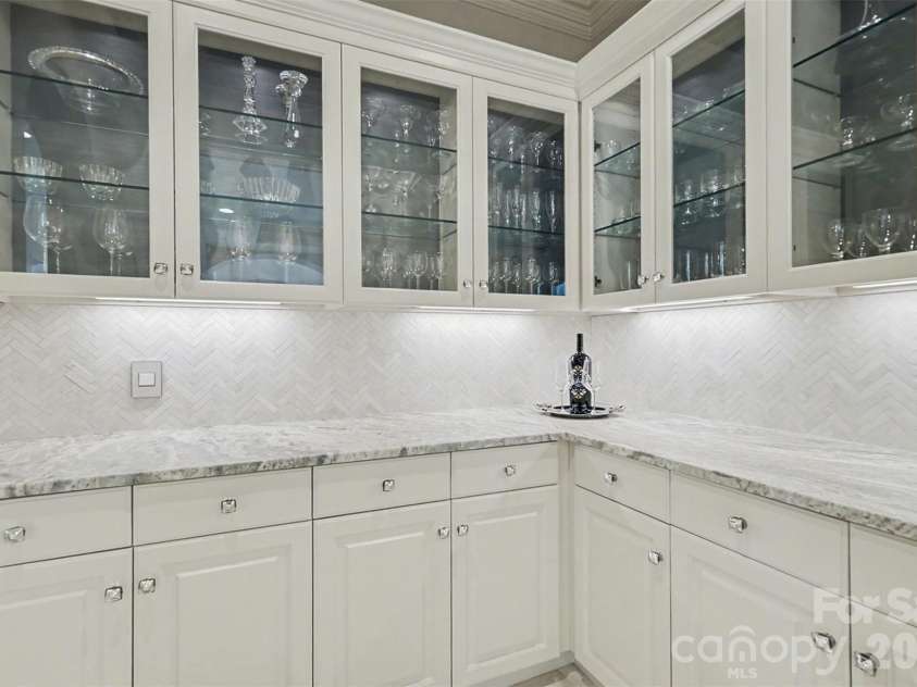 7225 Governors Row, Charlotte, NC 28277.  MLS# CAR4364336, YatesRealty ID 16333. Butlers Pantry