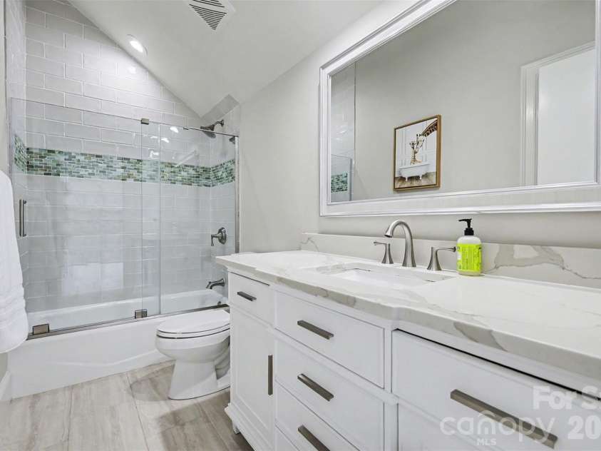 7225 Governors Row, Charlotte, NC 28277.  MLS# CAR4364336, YatesRealty ID 16333. Upstairs ensuite bath