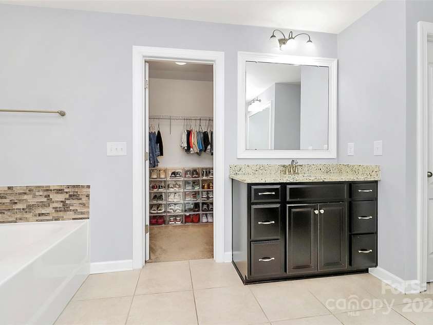 14125 Derby Farm Lane, Charlotte, NC 28278.  MLS# CAR4223432, YatesRealty ID 16334. 