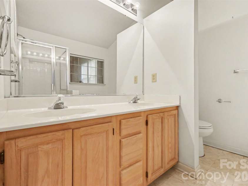 2008 Sloan Drive, Charlotte, NC 28208.  MLS# CAR4362816, YatesRealty ID 16335. Primary Bath