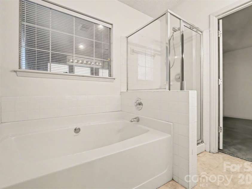 2008 Sloan Drive, Charlotte, NC 28208.  MLS# CAR4362816, YatesRealty ID 16335. PRimary Bath
