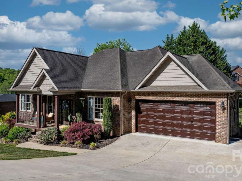 402 Golfview Court, Lenoir, NC 28645.  MLS# CAR4332999, YatesRealty ID 16337. 