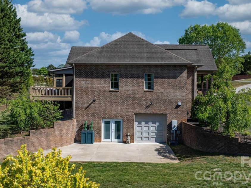 402 Golfview Court, Lenoir, NC 28645.  MLS# CAR4332999, YatesRealty ID 16337. 