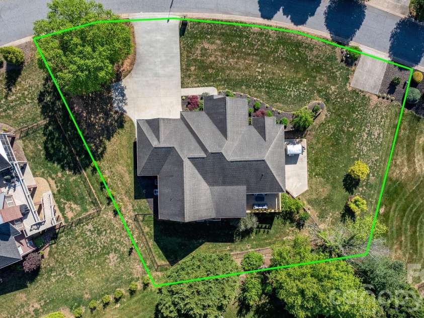 402 Golfview Court, Lenoir, NC 28645.  MLS# CAR4332999, YatesRealty ID 16337. 