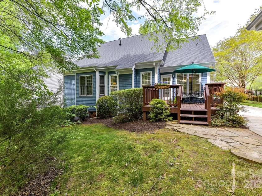 306 Ashby Drive, Davidson, NC 28036.  MLS# CAR4234348, YatesRealty ID 16338. Darling home in McConnell  has mature landscaping and deck