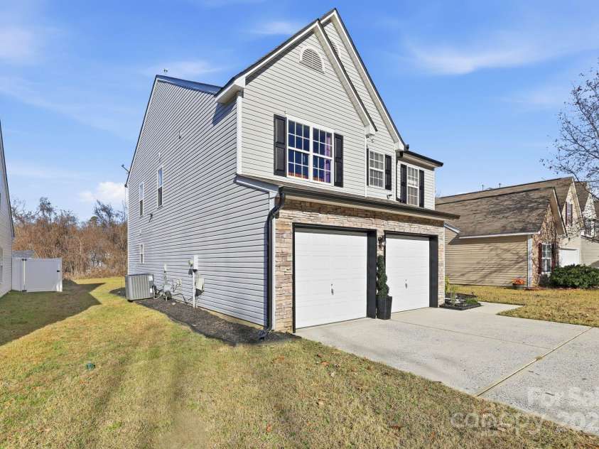 5825 Brookfield Pointe Drive, Charlotte, NC 28216.  MLS# CAR4328180, YatesRealty ID 1634. 