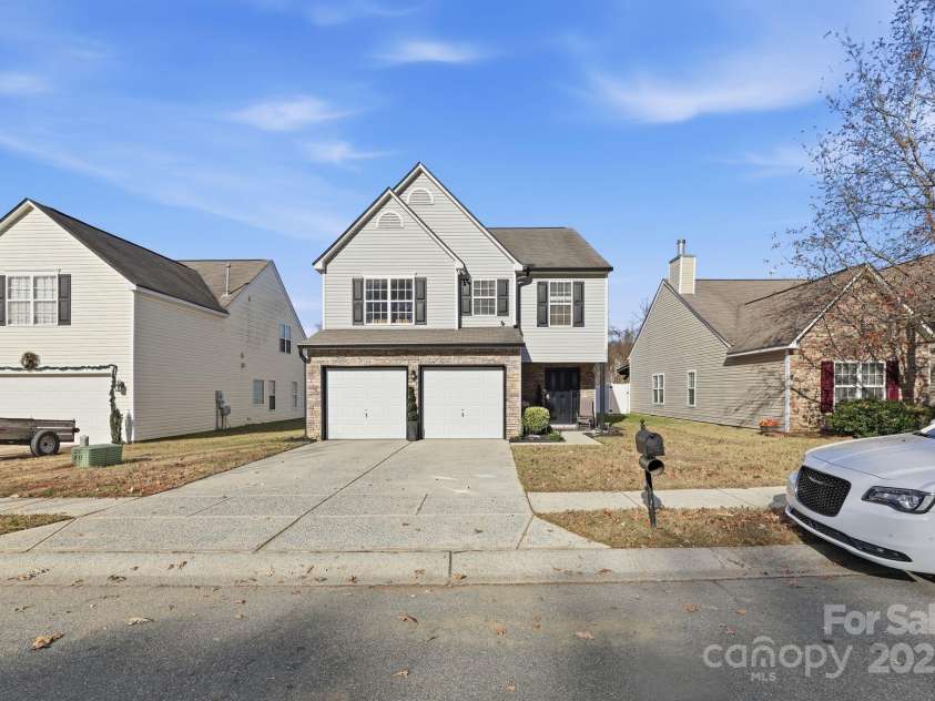 5825 Brookfield Pointe Drive, Charlotte, NC 28216.  MLS# CAR4328180, YatesRealty ID 1634. 