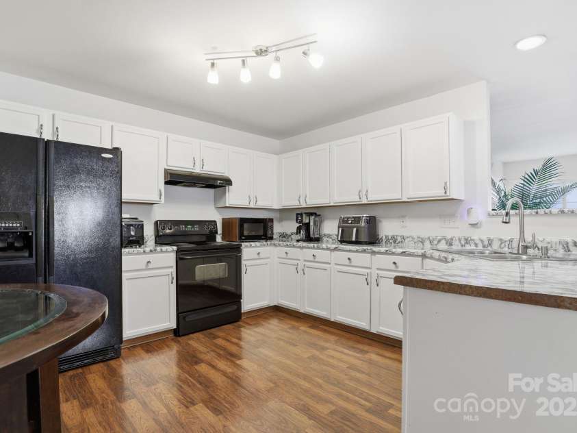 5825 Brookfield Pointe Drive, Charlotte, NC 28216.  MLS# CAR4328180, YatesRealty ID 1634. 