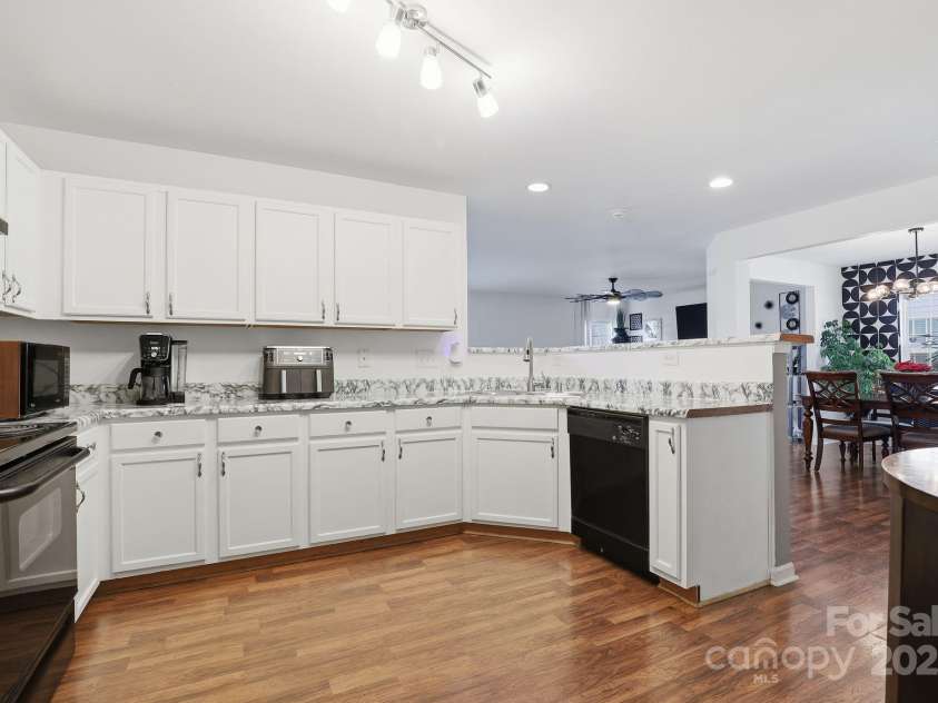 5825 Brookfield Pointe Drive, Charlotte, NC 28216.  MLS# CAR4328180, YatesRealty ID 1634. 