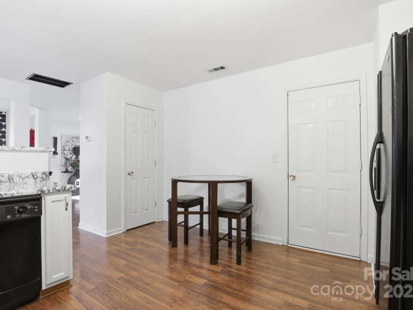 5825 Brookfield Pointe Drive, Charlotte, NC 28216.  MLS# CAR4328180, YatesRealty ID 1634. 