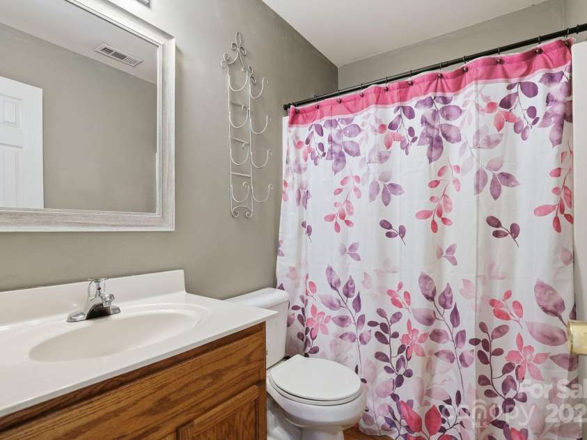 5825 Brookfield Pointe Drive, Charlotte, NC 28216.  MLS# CAR4328180, YatesRealty ID 1634. 