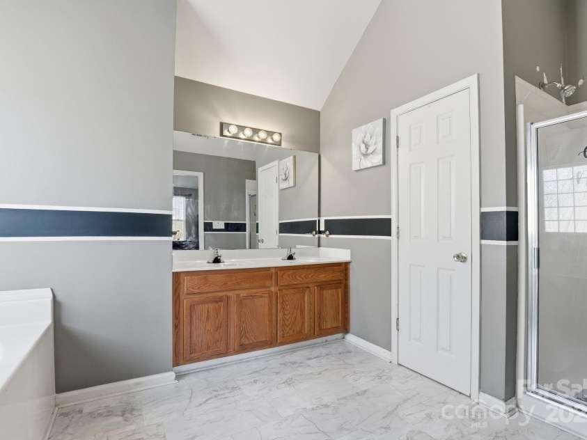 5825 Brookfield Pointe Drive, Charlotte, NC 28216.  MLS# CAR4328180, YatesRealty ID 1634. 