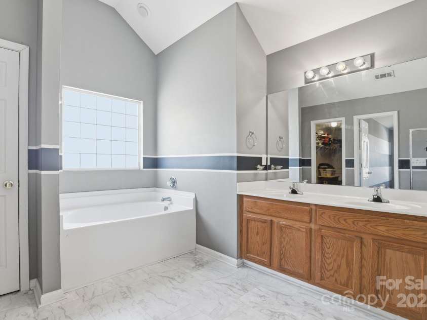 5825 Brookfield Pointe Drive, Charlotte, NC 28216.  MLS# CAR4328180, YatesRealty ID 1634. 