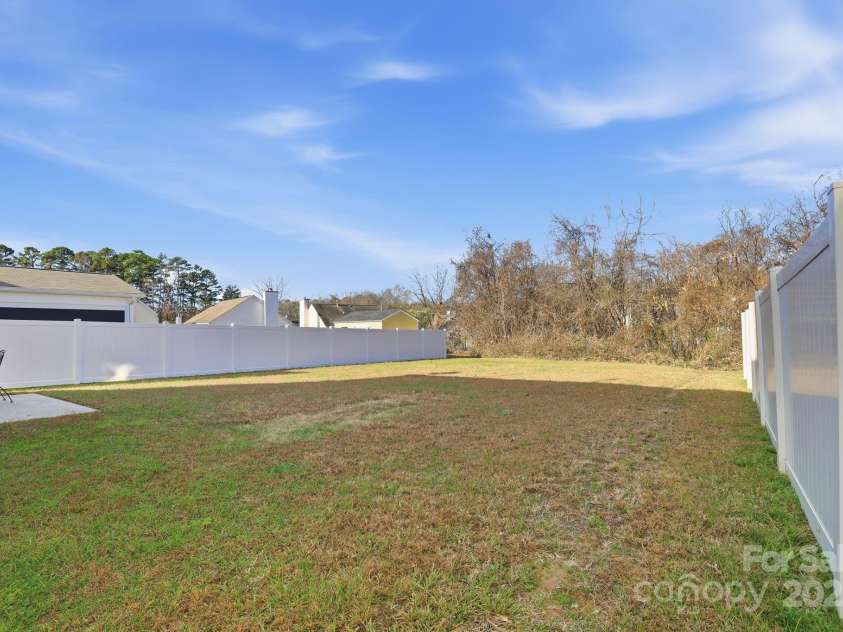 5825 Brookfield Pointe Drive, Charlotte, NC 28216.  MLS# CAR4328180, YatesRealty ID 1634. 