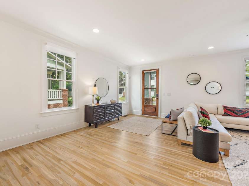 2117 Roslyn Avenue, Charlotte, NC 28208.  MLS# CAR4253357, YatesRealty ID 16340. 