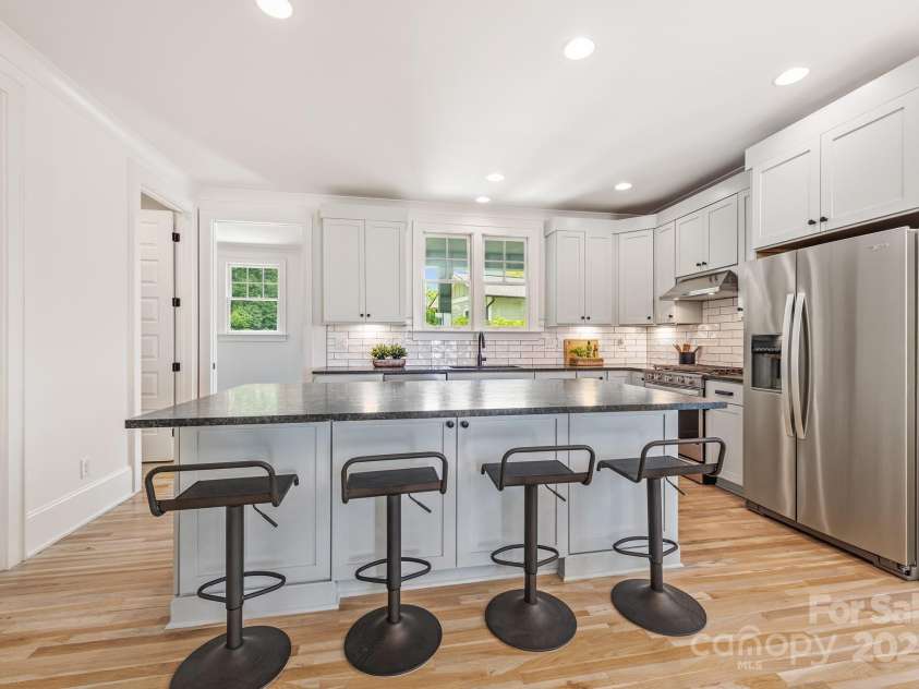 2117 Roslyn Avenue, Charlotte, NC 28208.  MLS# CAR4253357, YatesRealty ID 16340. 