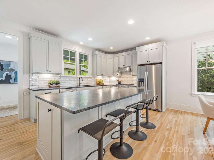 2117 Roslyn Avenue, Charlotte, NC 28208.  MLS# CAR4253357, YatesRealty ID 16340. 