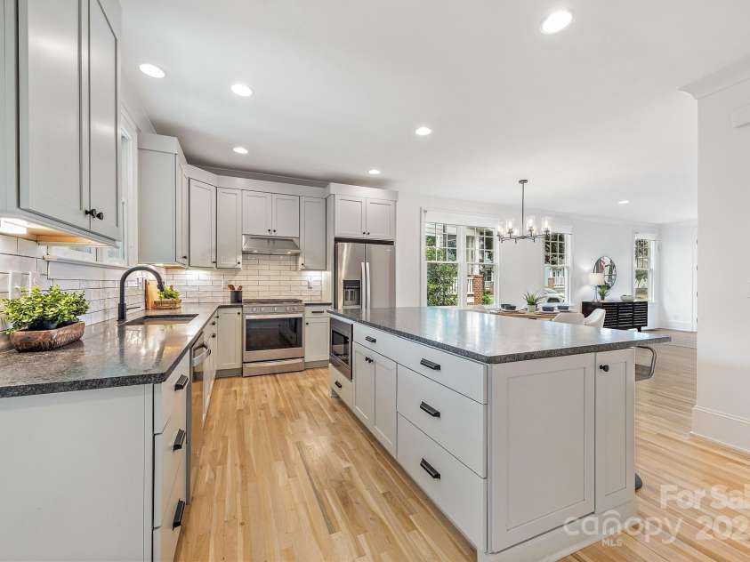 2117 Roslyn Avenue, Charlotte, NC 28208.  MLS# CAR4253357, YatesRealty ID 16340. 