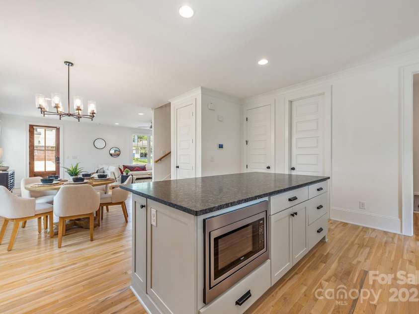 2117 Roslyn Avenue, Charlotte, NC 28208.  MLS# CAR4253357, YatesRealty ID 16340. 