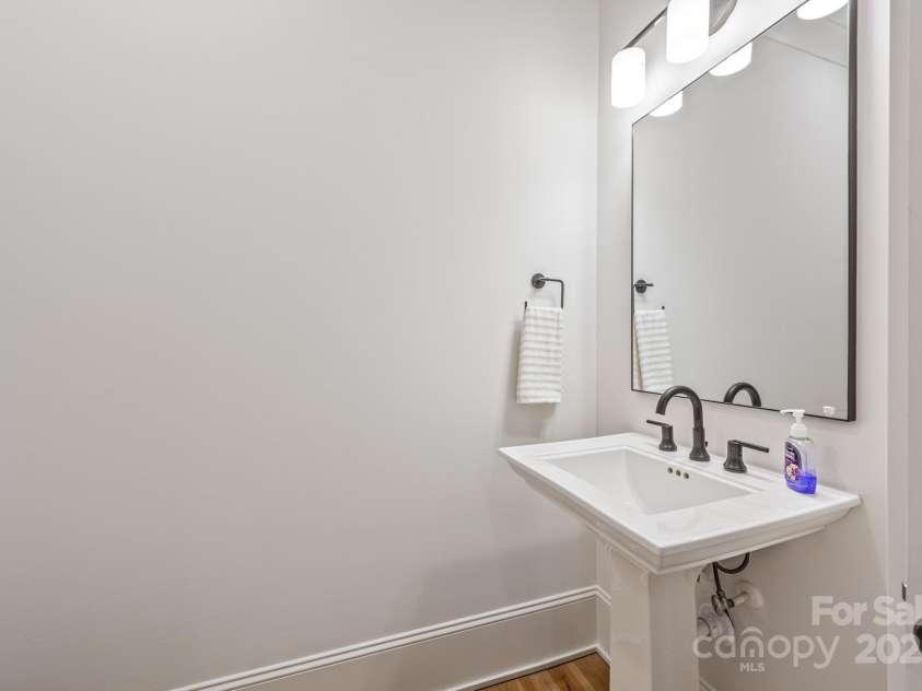 2117 Roslyn Avenue, Charlotte, NC 28208.  MLS# CAR4253357, YatesRealty ID 16340. 