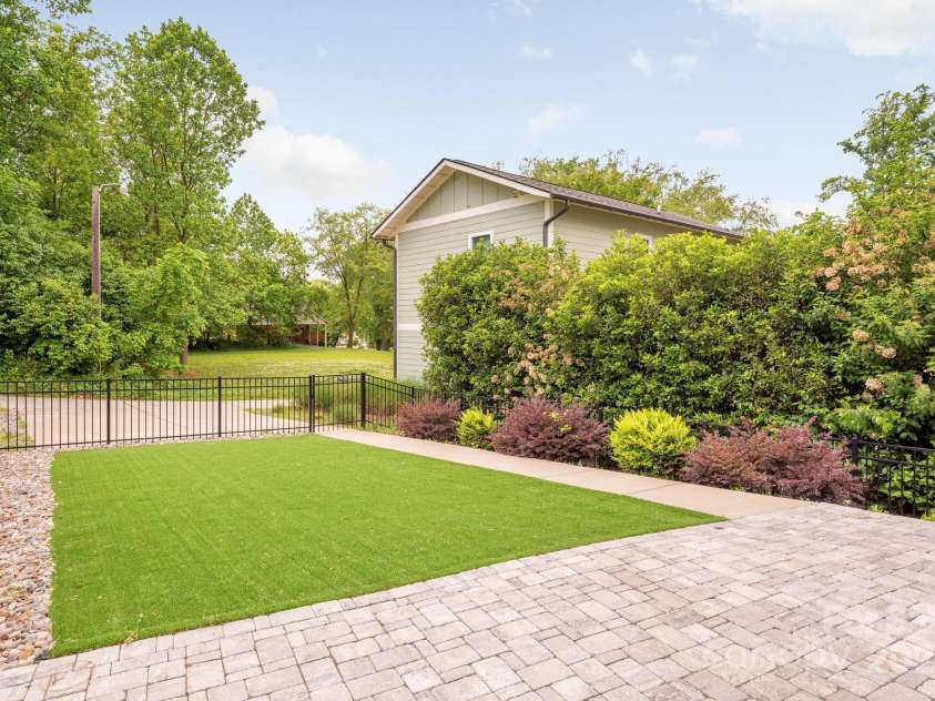 2117 Roslyn Avenue, Charlotte, NC 28208.  MLS# CAR4253357, YatesRealty ID 16340. 