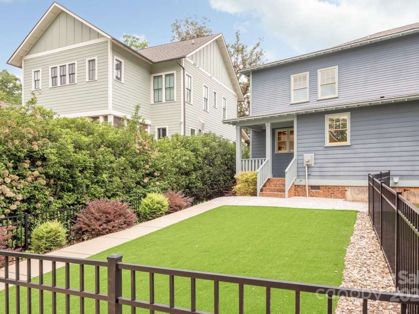 2117 Roslyn Avenue, Charlotte, NC 28208.  MLS# CAR4253357, YatesRealty ID 16340. 