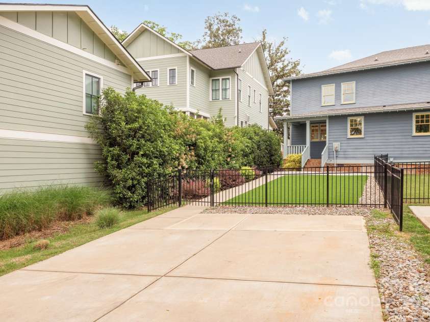 2117 Roslyn Avenue, Charlotte, NC 28208.  MLS# CAR4253357, YatesRealty ID 16340. 