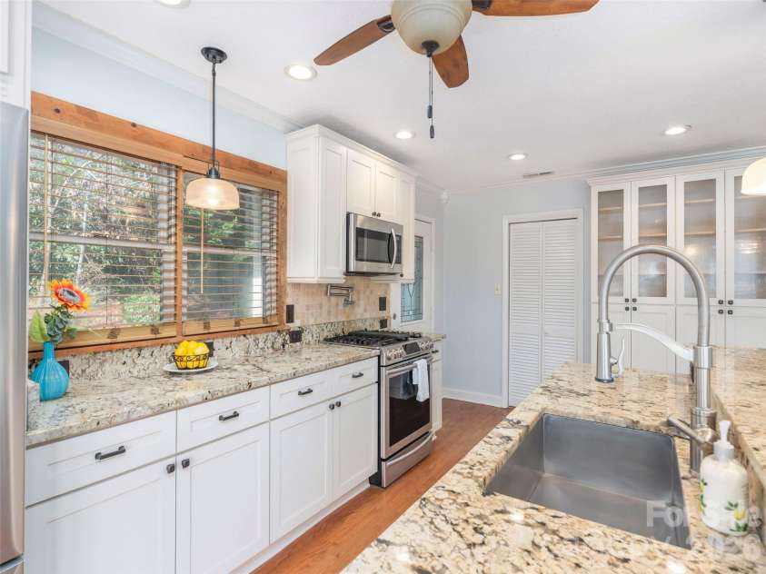 55 Round Top Road, Waynesville, NC 28785.  MLS# CAR4369104, YatesRealty ID 16342. 