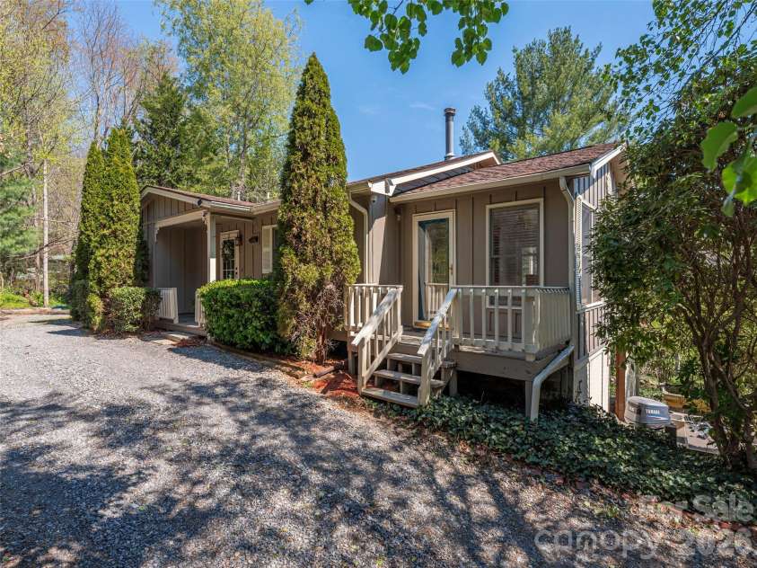 55 Round Top Road, Waynesville, NC 28785.  MLS# CAR4369104, YatesRealty ID 16342. 