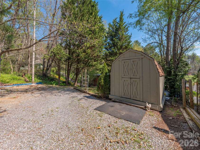 55 Round Top Road, Waynesville, NC 28785.  MLS# CAR4369104, YatesRealty ID 16342. 