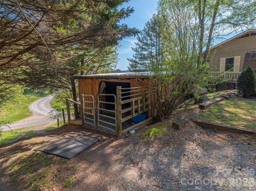 55 Round Top Road, Waynesville, NC 28785.  MLS# CAR4369104, YatesRealty ID 16342. 
