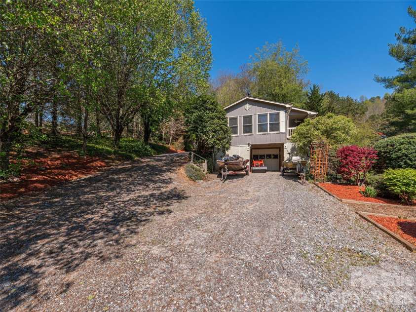55 Round Top Road, Waynesville, NC 28785.  MLS# CAR4369104, YatesRealty ID 16342. 