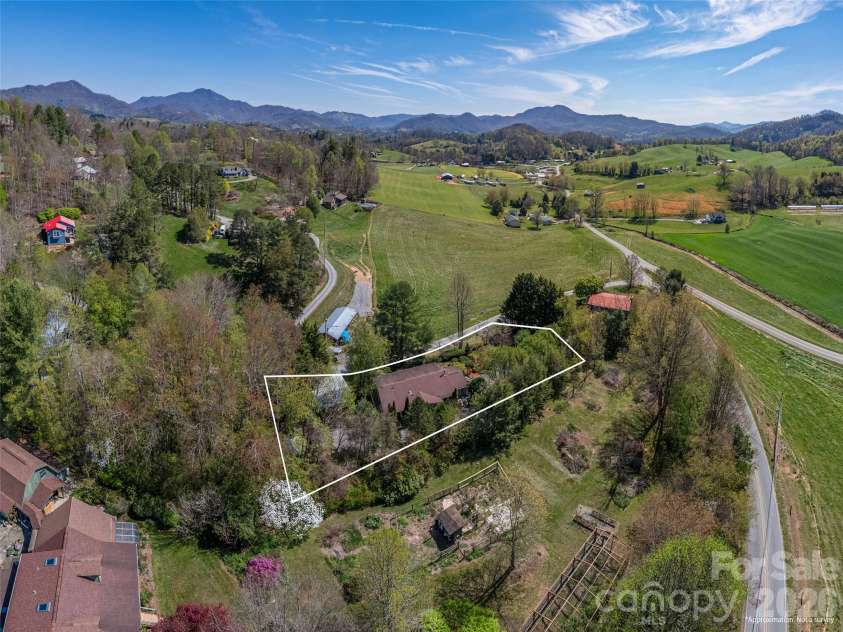 55 Round Top Road, Waynesville, NC 28785.  MLS# CAR4369104, YatesRealty ID 16342. 