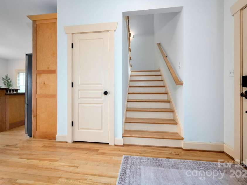20 Grandview Drive, Asheville, NC 28806.  MLS# CAR4254983, YatesRealty ID 16343. Coat closet