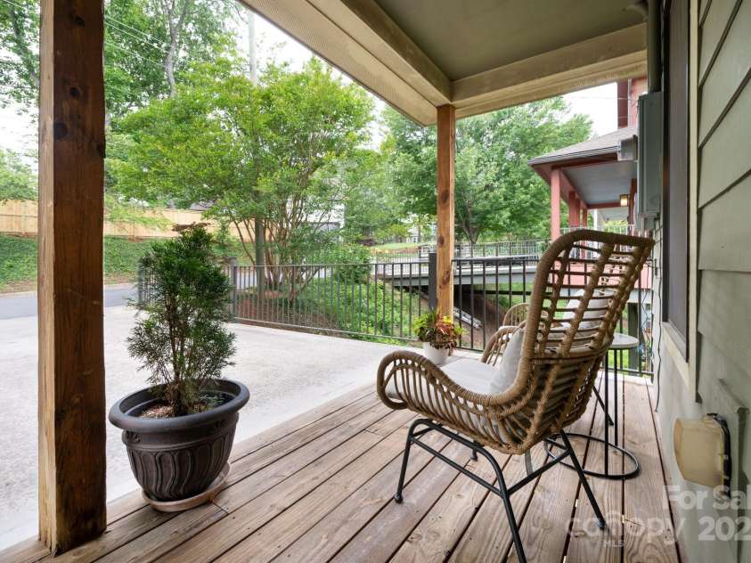 20 Grandview Drive, Asheville, NC 28806.  MLS# CAR4254983, YatesRealty ID 16343. Easy flat driveway and front door access