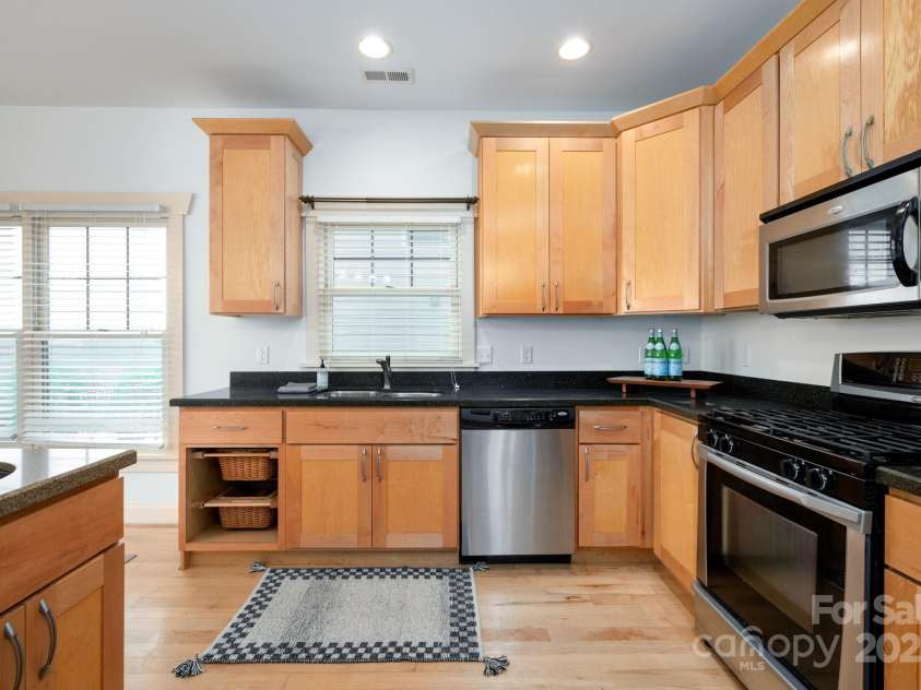 20 Grandview Drive, Asheville, NC 28806.  MLS# CAR4254983, YatesRealty ID 16343. Expansive countertops
