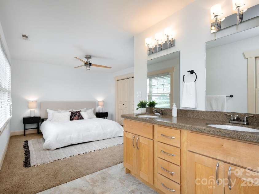 20 Grandview Drive, Asheville, NC 28806.  MLS# CAR4254983, YatesRealty ID 16343. Maple cabinetry throughout