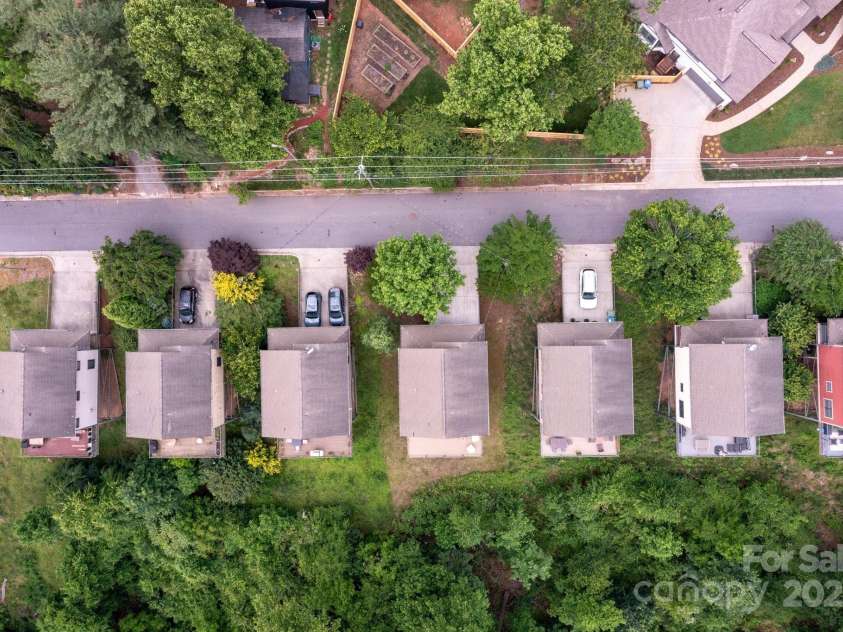 20 Grandview Drive, Asheville, NC 28806.  MLS# CAR4254983, YatesRealty ID 16343. Row of similar quality homes